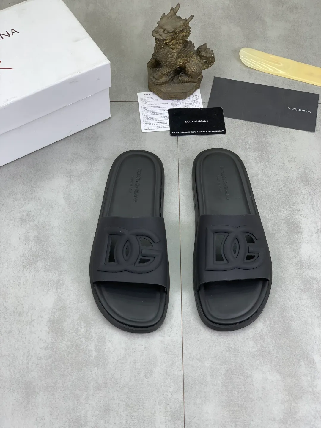 Men's shoes 💰P280 [New model] 💰High-quality slippers💎💎💎 DG official website synchronizes the latest slippers🩴 The highest version on the market, accept material comparison, shoe type comparison, process comparison, practical and textured, versatile and suitable for any occasion, the more you look at it, the more flavorful it becomes. Purely handmade craftsmanship - Upper material, calfskin imported from Italy 🇮🇹 - High-quality water-dyed sheepskin lining - Original high-quality private model customized combination outsole (super comfortable) -Size: 38-45 Color: 5️⃣ colors available